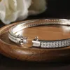 Knobspin D VVS1 Bangle -armband för kvinnor Full Diamond Elegant Classic Solid 925 Sterling Sliver smycken Tillbehör 240416