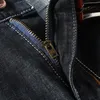 Men denim shorts de style estival section mince élastique Force slim ajustement court jeans de marque masculine de marque noire bleu 240410