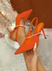 Sandalen 2024 Zomer mode oranje pomp riem sandalen water diamant hoek teen sling schoenen merk bruiloft hoge hak kristal muilezel j240416