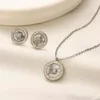Hochwertige klassische Markendesigner Doppelbuchstaben Stud Geometrie berühmte Frauen 18K Gold plattiert 925 Silber Strass Ohrring Halskette Hochzeitsfeier Jewerlry