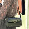 Dreieck Schnalle Crossbody Bag Postman Bag Lack Leder Leder Kuhläden Geldbeutel Taschen Frauen Brieftaschen Abnehmbares breites Schultergurt Dreieck Dekoration Mode Handtasche