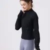 Veste d'entraînement légers de zip léger complet avec des trous de pouce parfait pour jumeler avec des leggings ou un short à taille haute pour un look tendance et sportif