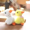 Tornari peluche da 12 cm Duck carini gravi giocattoli per peluche Borsa a ciondolo per anatra carina Duck Duck Boll per bambini Giochi di compleanno di compleanno per bambini Y240415