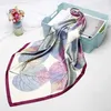 Scialcini Qlukeoyy Silk Scarf Womens 2021 Nuovo seta da 90 cm Simulazione di piccoli foglia quadrate a foglia quadrata Stampa di scialle per kerchief headpiecel2404