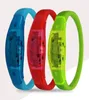 Musikaktiverad ljudkontroll LED -blinkande armband Ljus upp Bangle armbandsklubb Party Bar Cheer Luminous Hand Ring Glow Stick N7057623