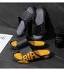 Street trendiga tofflor för män sommarkoreansk version tjock sula exponerade tå sandaler mjuka och bekväma inomhus 240415