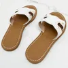 2024 New Summer Flatores planos Slippers de couro feminino Couro preto Branco cor grossa de grossa Slides de conforto casual de mulher chinelos de borracha Tamanho 35-41