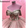 Pink Illusion Crystal Beading Ball Gown Quinceanera klänningar från axelguldapplikationerna spetskorsett vestidos de 15 anos