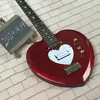 Benutzerdefinierte spezielle herzförmige rote E-Gitarre mit Maple Neck Chrome Hardware