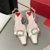Düğün Gelin Ayakkabıları Kadın Tasarımcı Ayakkabı İpek Saten Slingback Pompalar Tekne Kristal Tasarımcı Topuklular Akşam Yemeği Sandalet En Kalite Parti Elbise Sandale Kalp Şeklinde