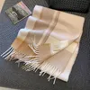 Sjalar högkvalitativ 100% ullscarf för kvinnor fashionabla klassiska mjuka kashmirljuddämpare för kvinnor varmt sjal för hösten och vinterl2404