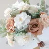 Wedding Flowers Bridal Bouquet's hand gesimuleerde bloemenboeket gehouden in een Po Studio Sample Room Design Bean Paste Color FH551