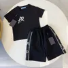 ベビーTシャツキッズ服女の子の男の子2ピースの子供セット100％綿の夏の快適な通気性トッドルショートスリーブチャイルドデザイナー2ピーストップブランドレター