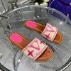 met doos vrouwelijke ontwerpers slippers designer schoenen platte slides flip flops zomer echte driehoek lederen loafers bad sandaal slippers banaal