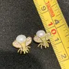 Boucles d'oreilles mignonnes mignons romantiques d'eau douce et de boucles d'oreille de perle avec un insecte abeille de zircon cube petite taille fille mode fille