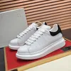 مع Men Box Women Running Shoes Designer أحذية غير رسمية أحذية جلدية من جلد الغزال منصة Triple Black White Beige Beige Lush Red Mens Trainers Simply 36-46