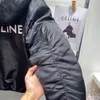 Die neue Down -Baumwolljacke von CE2023 besteht aus recyceltem Nylonstoff mit gestickten Ärmeln und faltbaren Prozess