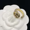 Dafu Classic Letter Ring avec un sens haut de gamme de style polyvalent et un tempérament explosif.Anneau d'ouverture de lettre de diamant complète de luxe avec style rétro