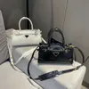 Fashionable 2024 Nouveau petit bâton personnalisé de style parfumé avec une grande capacité et un sac à bandoulière à la mode polyvalent pour les femmes 75% d'usine en gros