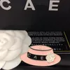 Butik Altın Kaplamalı Broş Marka Tasarımcısı Yeni Hat Camellia Çiçek Şeklinde Yüksek kaliteli broş Romantik Aşk Hediyesi Butik Broş Kutusu Doğum Günü Partisi