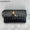 Bottegvenetas Andiamo Clutch Bag 2024 New Woven Small Square Fashionable Single Shoulder Crossbody One Piece Daihatsu Lingge Fragrant Insert AJ8Y