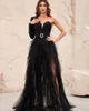 Party Dresses Florine Tulirain golvlängd A-line One-Shulder aftonklänning Hög delad svart tyll elegant bälte prom klänning för sexiga kvinnor
