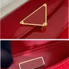 새로운 겨드랑이 가방 세련되고 고품질 디자이너 가방 에나멜 금속 삼각형 로고 버클 레드 래커 가죽 숄더 가방 크로스 바디 백 Pbag