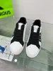 2024 Ny lyxdesigner Rinnande skor Sneaker Basketball Shoe Tennis Run Foam Runner Black Men Women Casual Outdoor Sport Trainers 0409