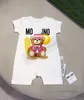 Baby Boys Letter Bear Printed Rompers 0-24 miesiące nowonarodzone ubrania projektant maluch dzieci Onepiece wspinaczka niemowlę bawełny miękki kombinezon Z7730