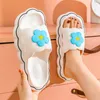 Slippers Femmes dans les maisons ménagers intérieures utilisent des couples de bain portant un anti-skid de haut niveau en dehors de l'été