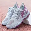 Scarpe casual per uomini uomini accoppiano le donne sportive in maglie molla sneaker traspiranti la luce di moda che corre in corsa