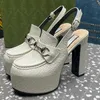 2024 Summer Women Platform Sandales en cuir authentiques Runway Classic Brand Designer Top Quality Candy Couleurs avec décoration de bouton en métal Sandales de robe de créateurs féminins