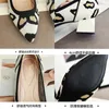 Lässige Schuhe mit hohen Läden mit Läden mit Leoparden-Druck gewebter Spitze Patchwork Dicke Absatz flach mittelgroßen High Heels Frauen Frauen