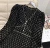 Robes décontractées 2024 Automne / hiver Noir en V V V, manches à bulles à carreaux Snowflake Sticker Diamond Bouton en laine Tricot A-line Woman Robe