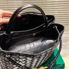 10A حقيبة مصممة جودة Andiamo intreciato tote منسوج مضفر Sardine Botega B عائلة Venetta Buckle Women Crossbody Divan Divan Bag Bag