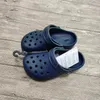 Sandálias infantis sapatos de praia clássicos chinelos macios para meninos meninas slides de criança tacos de jardim de jardim de pais sapatos escândalos homens CR0 240403