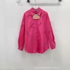 T-shirt féminin MM24 Niche de début de printemps de conception de serviette rose à la mode