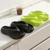 Terlik Qyckaby 2024 Yaz Basit Kalın Alt Flip-Flops Platform Moda Sandy Beach Sandalet Bayanlar Terlik Siyah Flip-Flop Kadınlar
