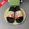 Designer sandaler blommor tofflor för män kvinnor sommarrum strand platt klackar skor sandale växel sula gummiläder brokad glider luxe claquette mule pantoufle