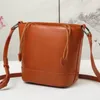 2024 Tasarımcı Çantası Bitkisel tabaklanmış yağ balmumu inek derisi çantası kadınlar için yeni moda dokusu tek omuz crossbody kova çantası