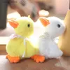 Tornari peluche da 12 cm Duck carini gravi giocattoli per peluche Borsa a ciondolo per anatra carina Duck Duck Boll per bambini Giochi di compleanno di compleanno per bambini Y240415