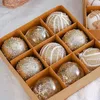 Feestdecoratie kerstboomballen ornamenten champagne kleur 8cm bal geschenkdoos hangende raam scene