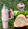 Американский запас 1: 1 Логотип Neon Pink Electric Tumblers 40oz Желтые апельсиновые неоново -зеленые гаситель H2,0 стаканы с крышкой силиконовой ручки и соломенной зимней розовые черные кружки с черными автомобилями G0418