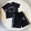 Kid T-shirt Baby Designer Tvådelar Set Kids Designer kläder 1-14 Ålder Summer Girls Boy Set onsdag 100% bomull Bekväm andlig pullover barn kort ärm