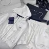 Kvinnors tvådelade byxor Designer Shenzhen Nanyou 23 vår/sommar fashionabla brev triangel huva ättiksyra kort kappa höga midja shorts avslappnad set LSS7