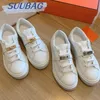 Petites chaussures blanches boucles en métal pour femmes plates basses à lacets sportives confort à l'intérieur augmenter les hommes et les femmes décontractées couples de grande taille baskets