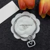 Mulheres elegantes garotas da moda de luxo designer de marca Charm Bracelet Bracelets banhados a ouro Letra de flores de flor link Jóias clássicas de moda com caixa