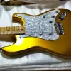 Câbles neufs !!!Golden Color St Electric Guitar Corps solide Corps Sacloped Mapleboard Pickguard blanc Big Head