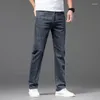 Мужские джинсы 2024 Летняя тонкая упругая талия свободные прямые удобные брюки брюки брюки для джинсовых штанов плюс размер 40 42