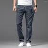 Jeans para hombres 2024 Summer delgada cintura elástica suelta cómodo cómodo pantalones de mezclilla casuales pantalones de la marca talla grande 40 42